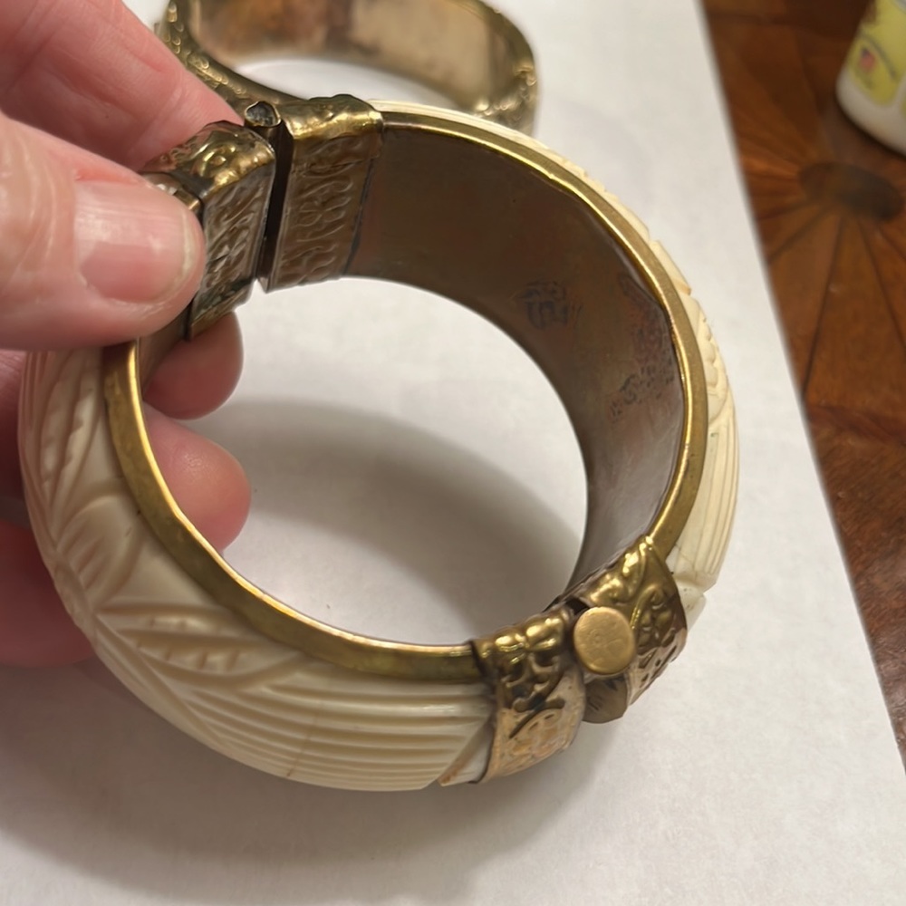 Lot Vintage Bone carved silver Bakelite gold chunky bangle bracelets - Picture 3 of 11